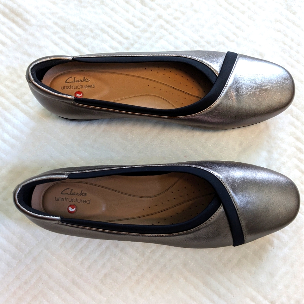 Clarks Un Darcey Ease Flat, Pebble Metal Leather, Women Size 9 M